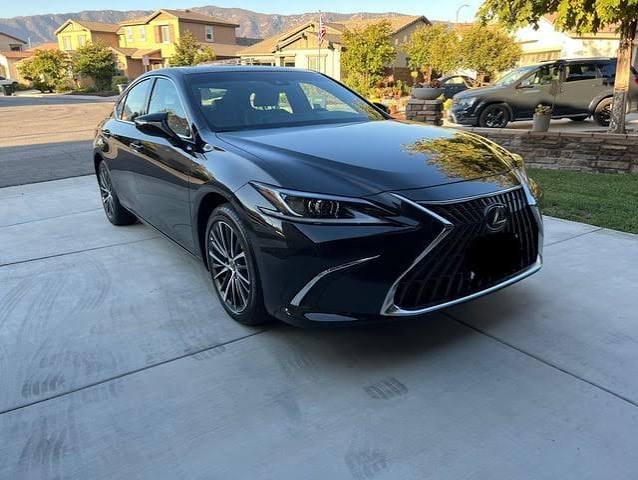 Lexus ES 300 Hybrid 2025